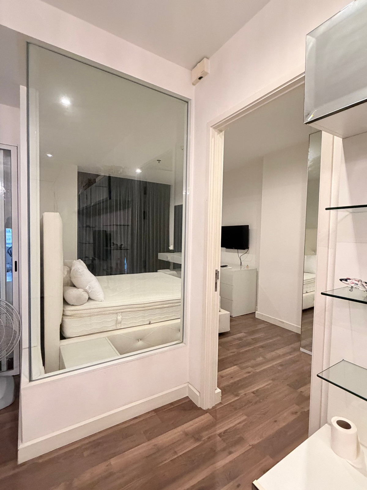 For RentCondoThaphra, Talat Phlu, Wutthakat : The Room Sathorn Taksin near BTS Ponimit, big room 46 sq m. New room, never rented, available for rent.