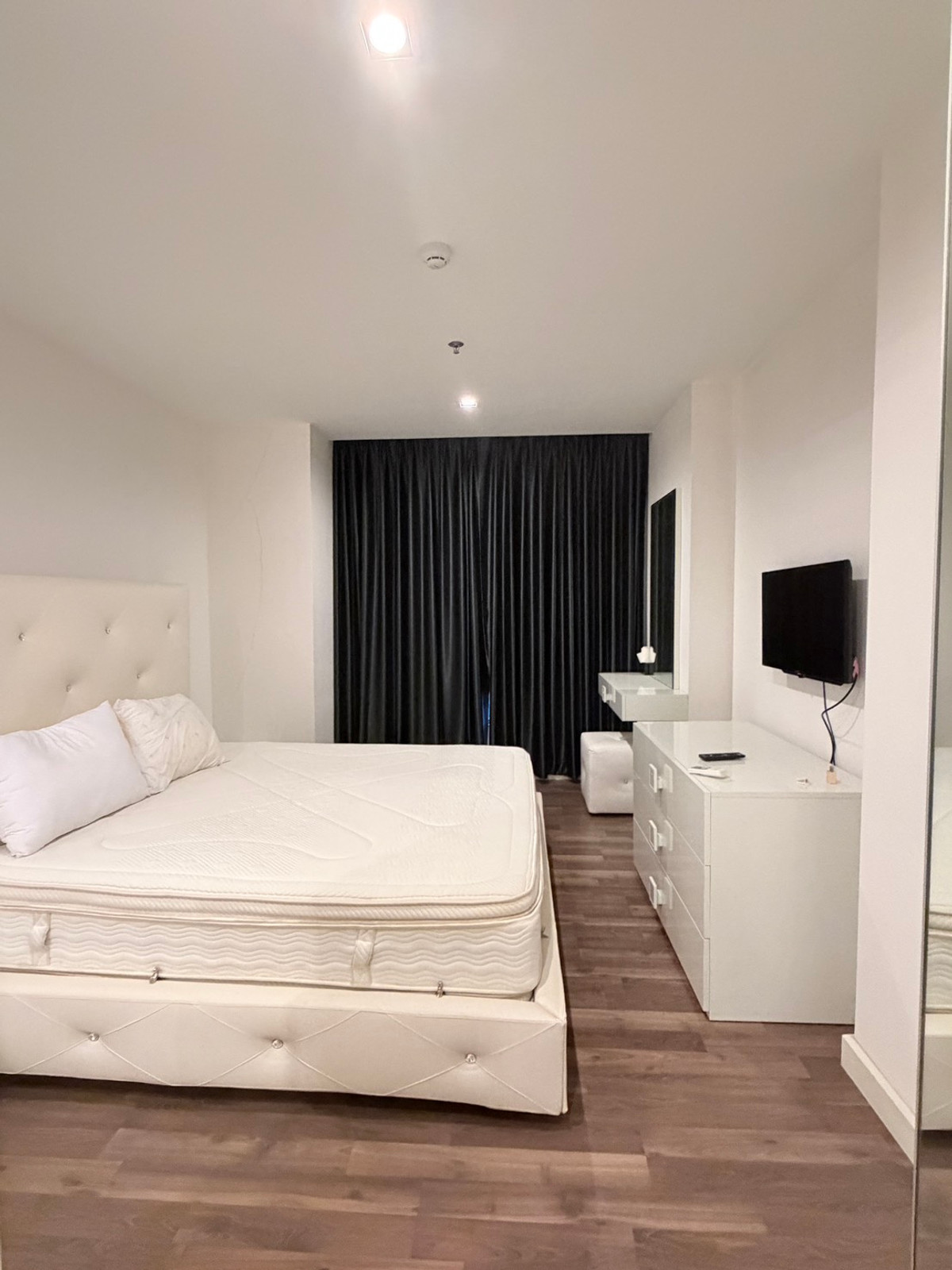 For RentCondoThaphra, Talat Phlu, Wutthakat : The Room Sathorn Taksin near BTS Ponimit, big room 46 sq m. New room, never rented, available for rent.