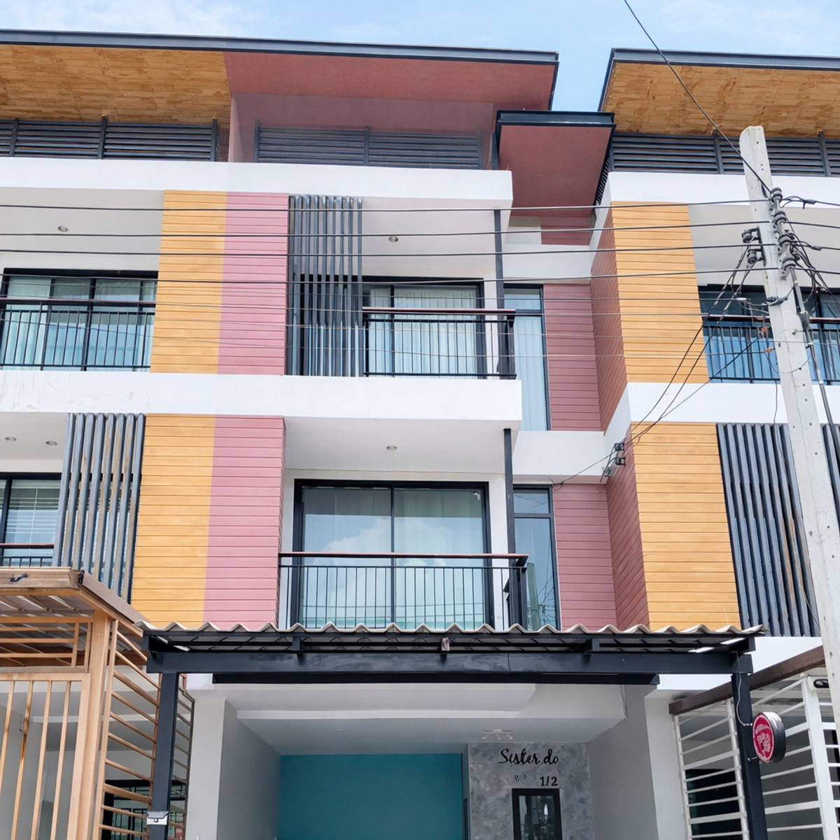For SaleTownhomeLadkrabang, Suwannaphum Airport : 3-story townhouse for sale, Phasuksanti Village, Soi Phatthanakan 67, Intersection 10, ready to move in. Good location near Airport Link and expressway.