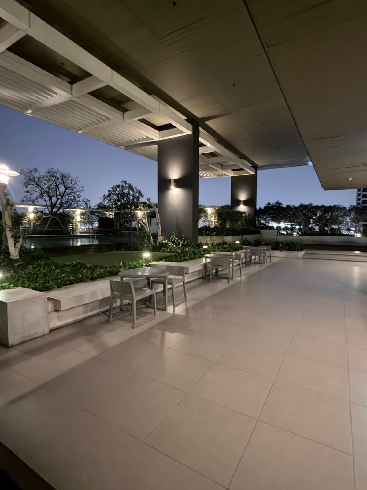 For RentCondoThaphra, Talat Phlu, Wutthakat : The Room Sathorn Taksin near BTS Ponimit, big room 46 sq m. New room, never rented, available for rent.