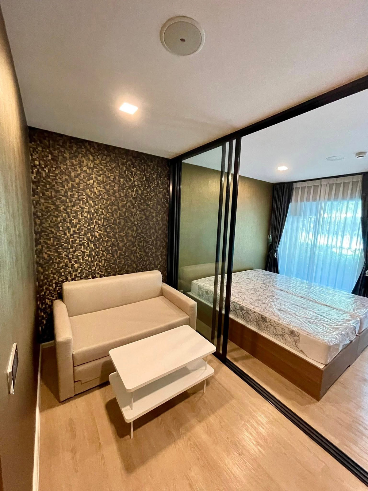 For RentCondoPathum Thani,Rangsit, Thammasat : 🔥🔥 For rent Kave Town Shift 🔥🔥 Condo, good location, next to Bangkok University, good atmosphere, full view of the swimming pool.