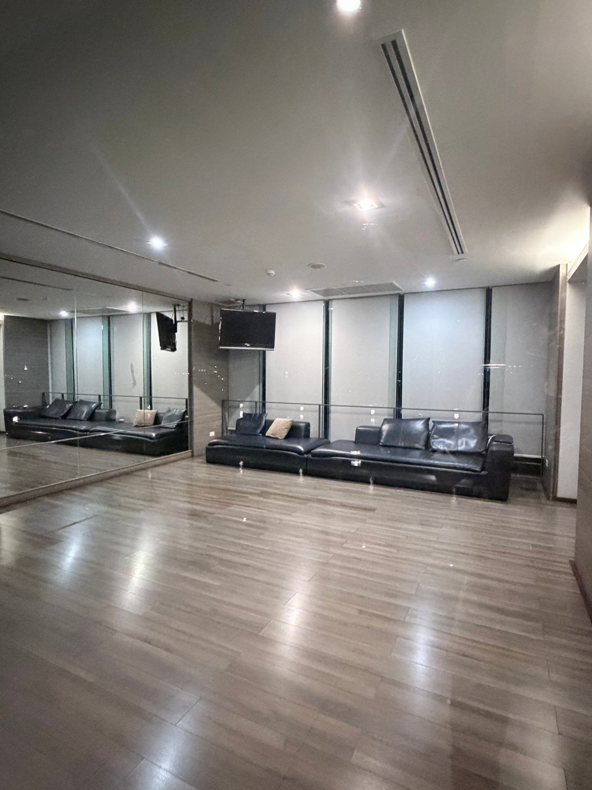 For RentCondoThaphra, Talat Phlu, Wutthakat : The Room Sathorn Taksin near BTS Ponimit, big room 46 sq m. New room, never rented, available for rent.