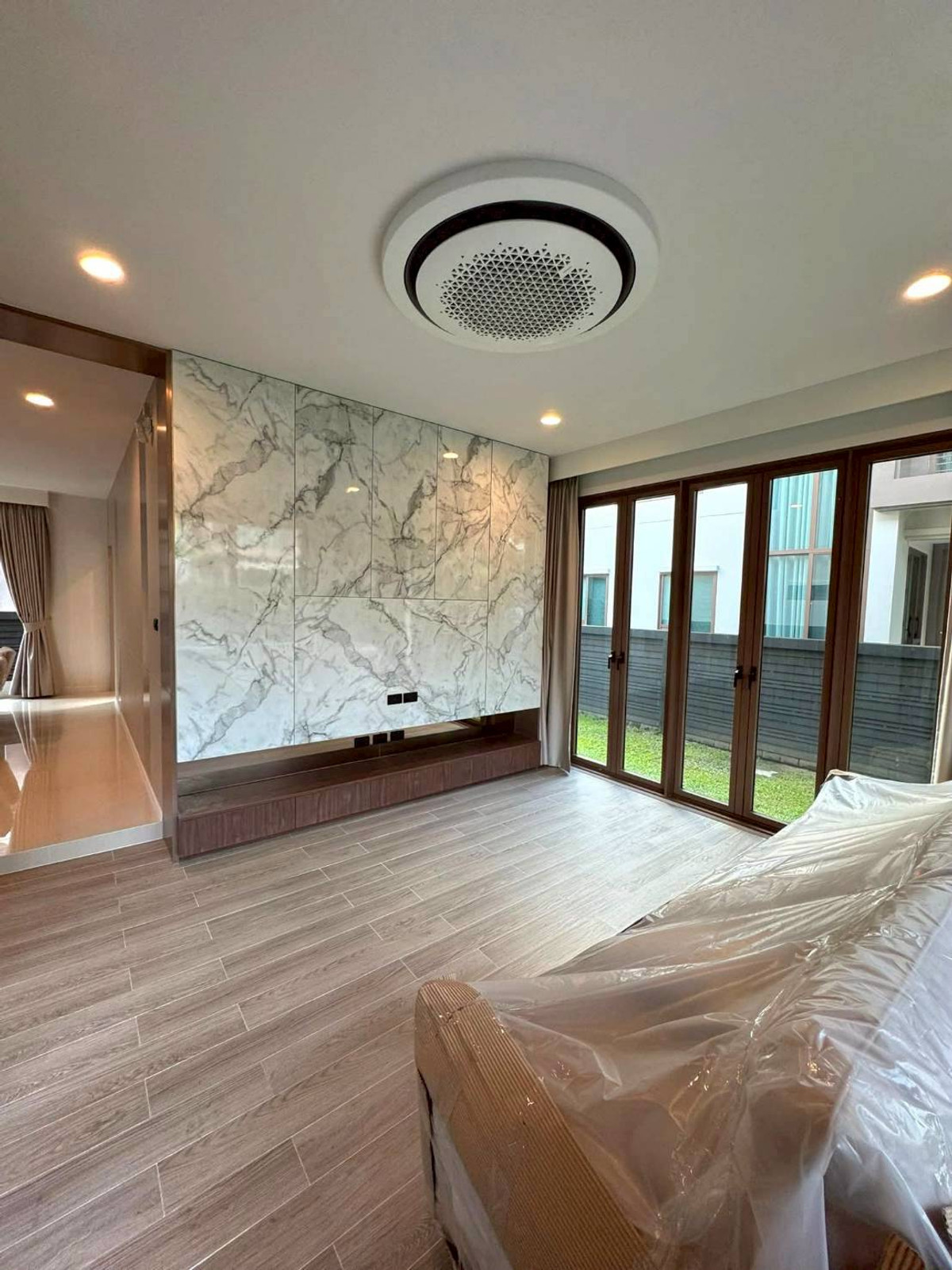 ขายบ้านพัฒนาการ ศรีนครินทร์ : Burasiri Krungthep Kreetha บ้านเดี่ยว 4 ห้องนอน บนที่ดิน 80 ตร.วา พื้นที่ใช้สอย 300 ตร.ม. พร้อมเฟอร์นิเจอร์บิวต์อิน Please call: 082-894-4624