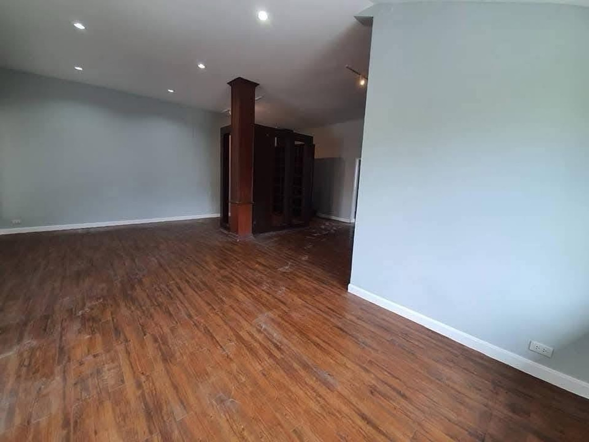 ให้เช่าโฮมออฟฟิศรัชดา ห้วยขวาง : ให้เช่าสำนักงาน ศรีวรา Town in Town
4 ชั้นครึ่ง 600 ตารางเมตร 8 ห้อง 5ห้องน้ำ