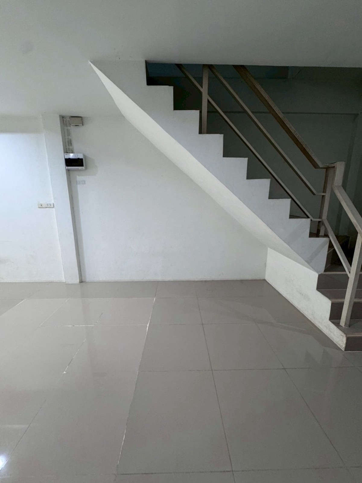 For RentTownhomePattanakan, Srinakarin : 📣Townhouse for rent Prisorn Ville, Soi Sap Bunchai 28, near Kanchana Expressway, BTS Srinakarin, ready to move in 31 March.