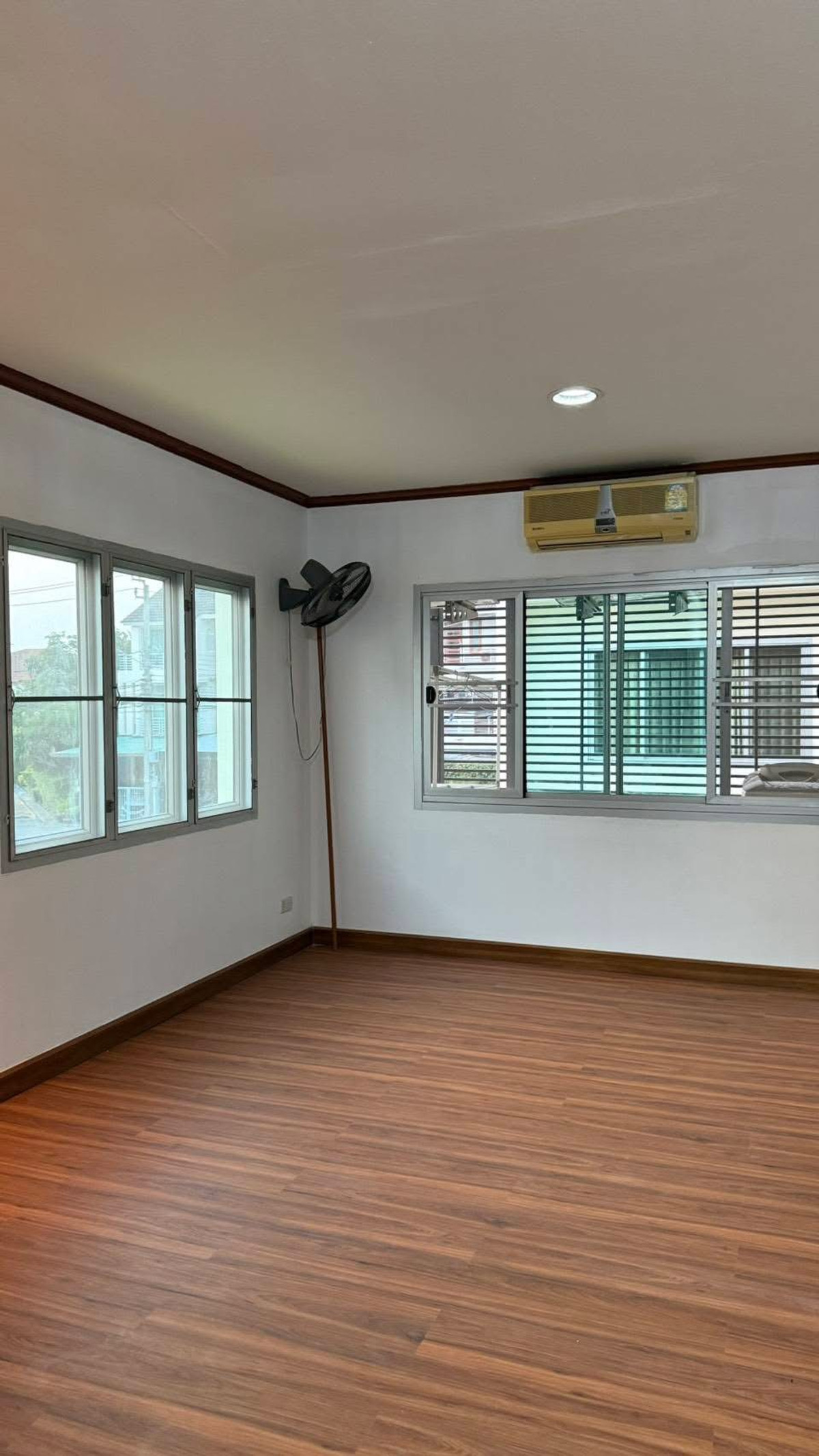 ให้เช่าทาวน์โฮมนวมินทร์ รามอินทรา : ให้เช่าทาวน์โฮมรีโนเวทใหม่ หมู่บ้านวิสต้าปาร์ค วัชรพล–สายไหม ใกล้ตลาดเอสทีเพิ่มสิน และสนามบินดอนเมือง