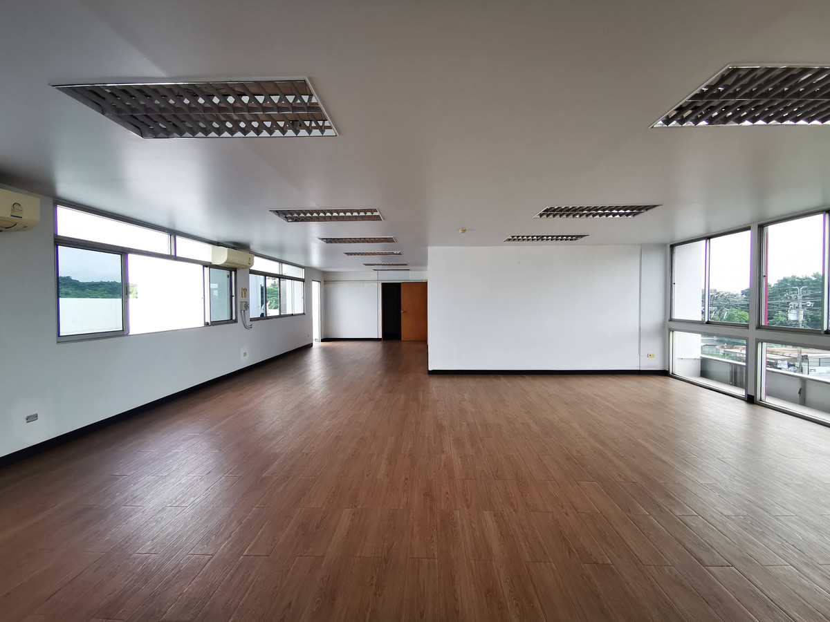 ขายสำนักงานนวมินทร์ รามอินทรา : ขายอาคารสำนักงาน 3 ชั้น พร้อมโกดัง บนที่ดิน 1 ไร่ ถนนปัญญาอินทรา