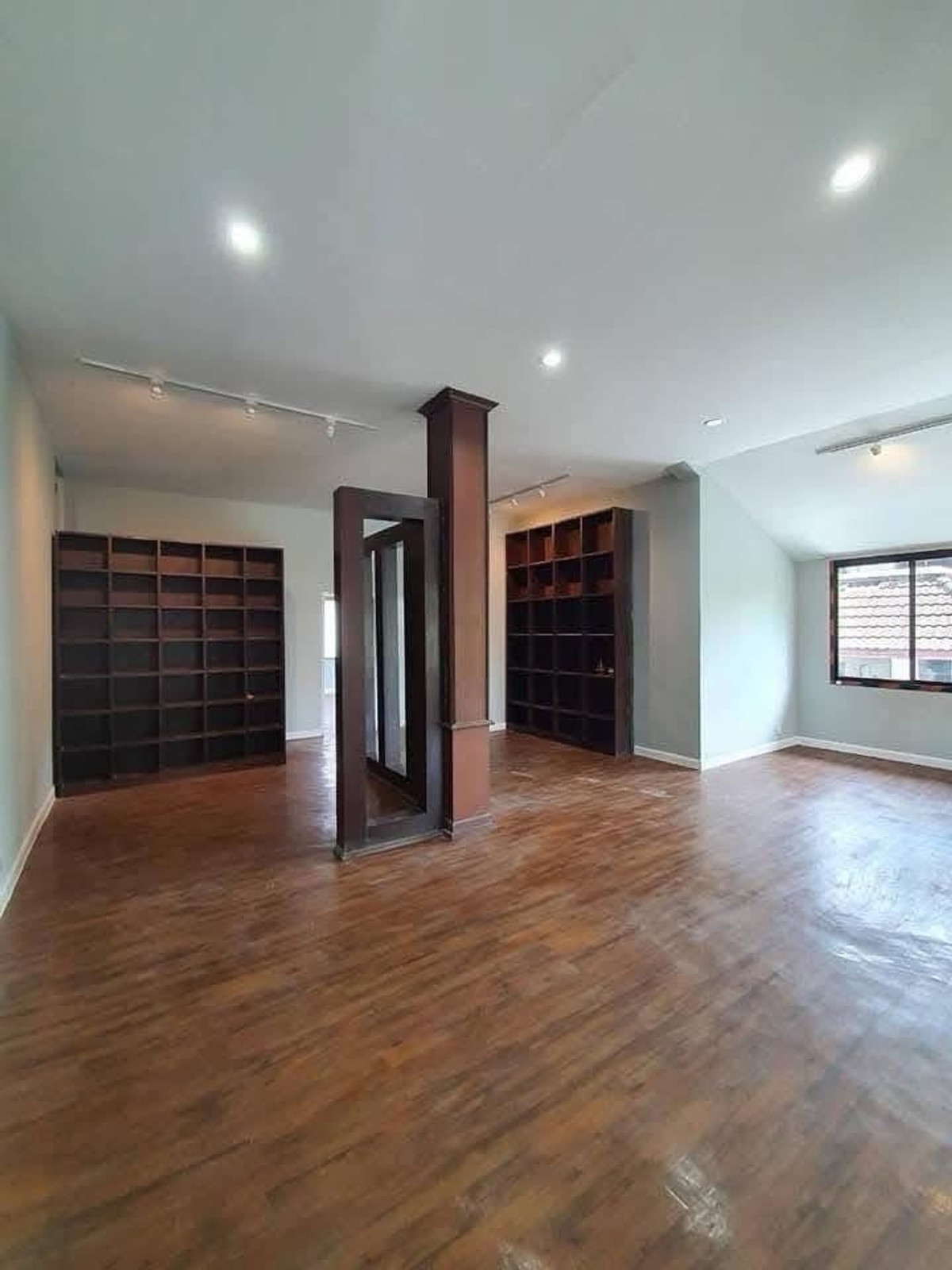 ให้เช่าโฮมออฟฟิศรัชดา ห้วยขวาง : ให้เช่าสำนักงาน ศรีวรา Town in Town
4 ชั้นครึ่ง 600 ตารางเมตร 8 ห้อง 5ห้องน้ำ