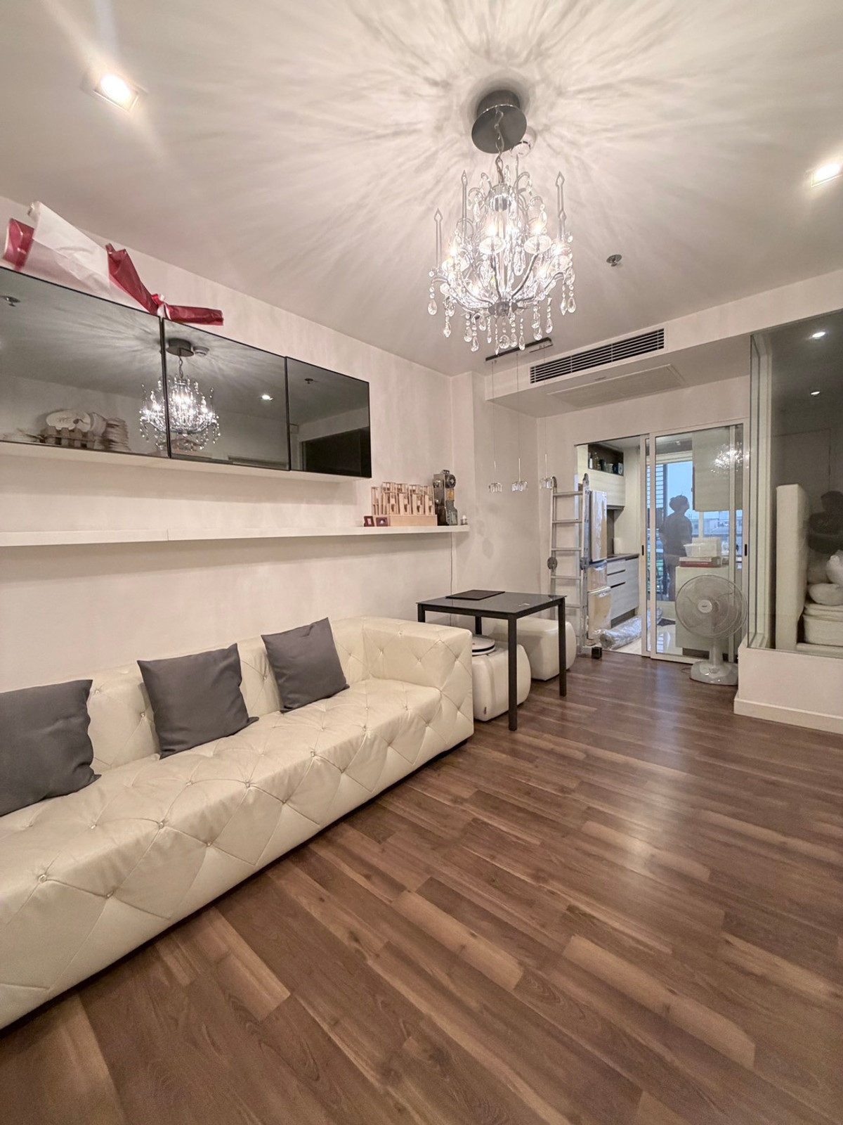 For RentCondoThaphra, Talat Phlu, Wutthakat : The Room Sathorn Taksin near BTS Ponimit, big room 46 sq m. New room, never rented, available for rent.