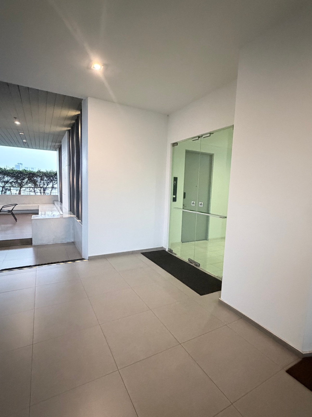 For RentCondoThaphra, Talat Phlu, Wutthakat : The Room Sathorn Taksin near BTS Ponimit, big room 46 sq m. New room, never rented, available for rent.