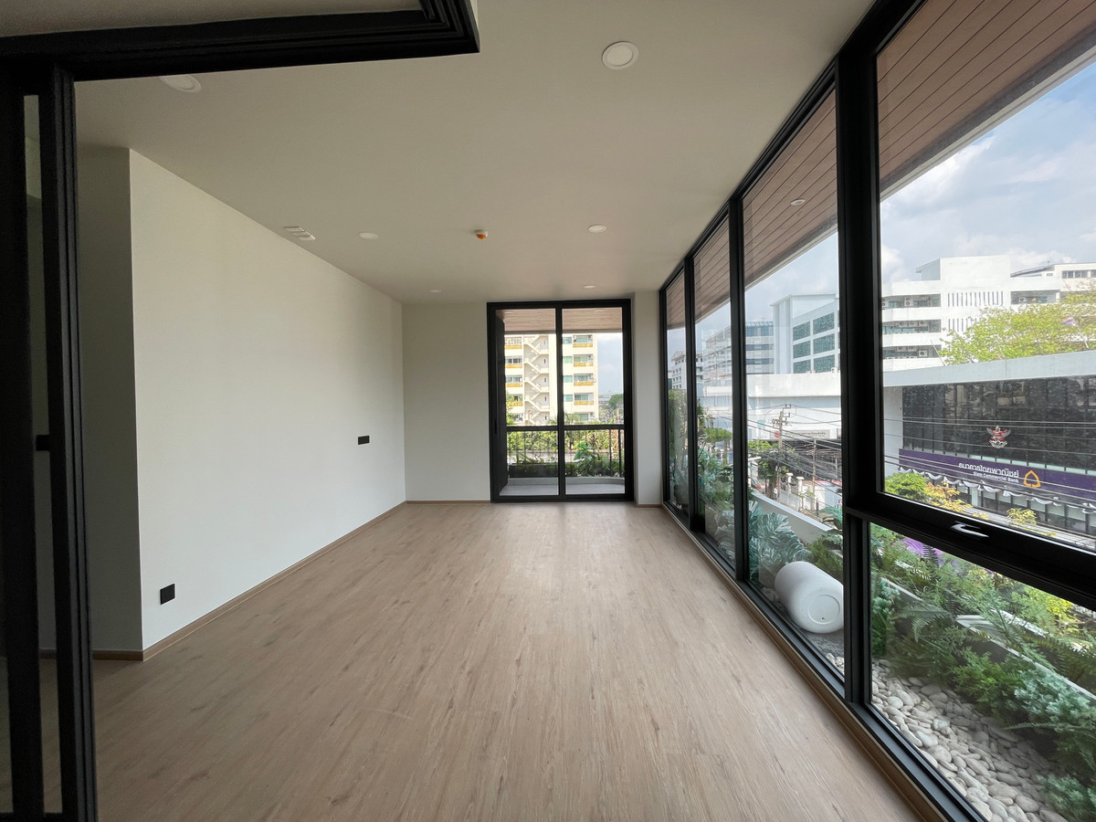 ขายคอนโดอารีย์ อนุสาวรีย์ : [ขายด่วน!] Master Penthouse 89 ตร.ม. @Aritier Ari | ที่จอดรถ 150% ความเป็นส่วนตัวสูงสุดในอารีย์! "อยู่คอนโด แต่ได้ฟีลบ้าน" สัมผัสชีวิต Exclusive ในซอยอารีย์สัมพันธ์ 7 ทำเลศักยภาพที่รวมทุก Lifestyle ไว้ในที่เดียว ห้องไซส์ใหญ่ ฟังก์ชันครบ ในราคาที