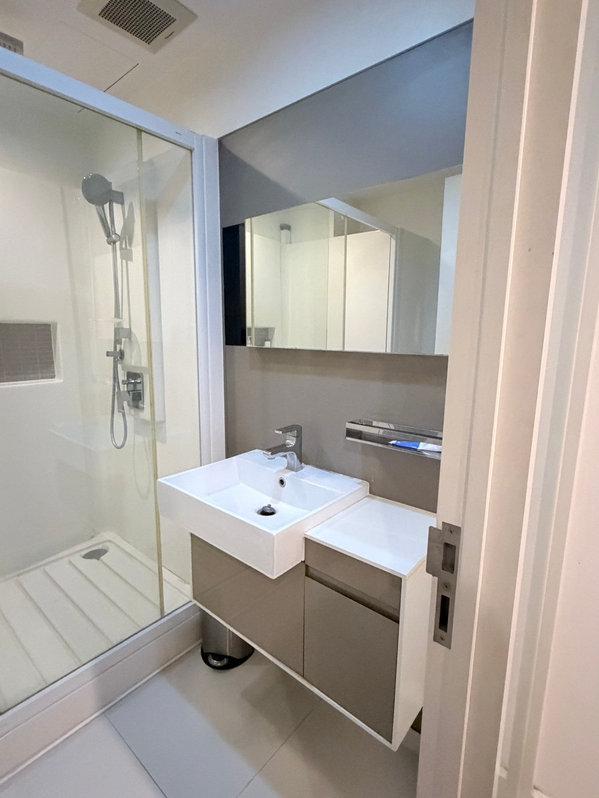 For RentCondoThaphra, Talat Phlu, Wutthakat : The Room Sathorn Taksin near BTS Ponimit, big room 46 sq m. New room, never rented, available for rent.