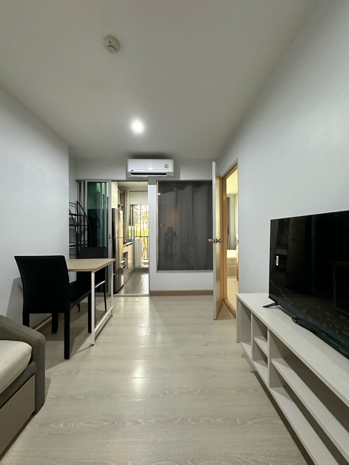 ให้เช่าคอนโดสมุทรปราการ สำโรง : คอนโด เดอะ คิทท์ พลัส สุขุมวิท 113 เฟอร์นิเจอร์และเครื่องใช้ไฟฟ้าครบ กั้นสัดส่วน หัวนอนไม่ติดห้องอื่น ✨