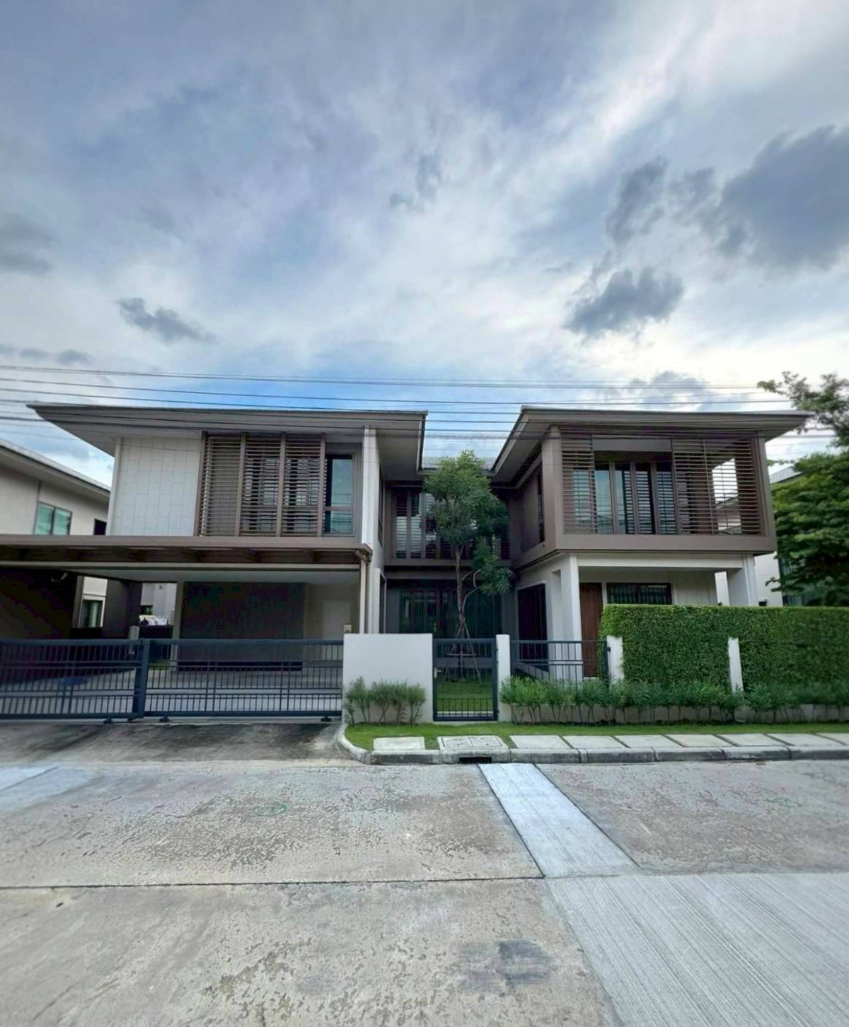 ขายบ้านพัฒนาการ ศรีนครินทร์ : Burasiri Krungthep Kreetha บ้านเดี่ยว 4 ห้องนอน บนที่ดิน 80 ตร.วา พื้นที่ใช้สอย 300 ตร.ม. พร้อมเฟอร์นิเจอร์บิวต์อิน Please call: 082-894-4624