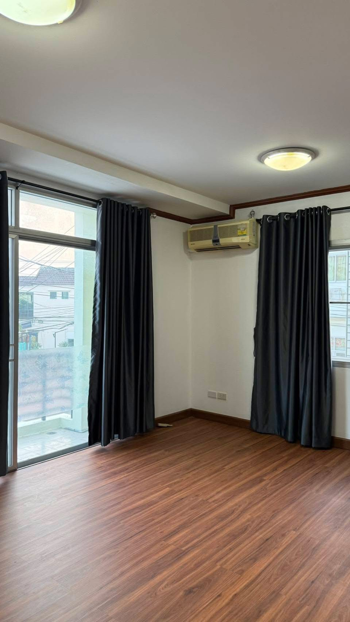 ให้เช่าทาวน์โฮมนวมินทร์ รามอินทรา : ให้เช่าทาวน์โฮมรีโนเวทใหม่ หมู่บ้านวิสต้าปาร์ค วัชรพล–สายไหม ใกล้ตลาดเอสทีเพิ่มสิน และสนามบินดอนเมือง