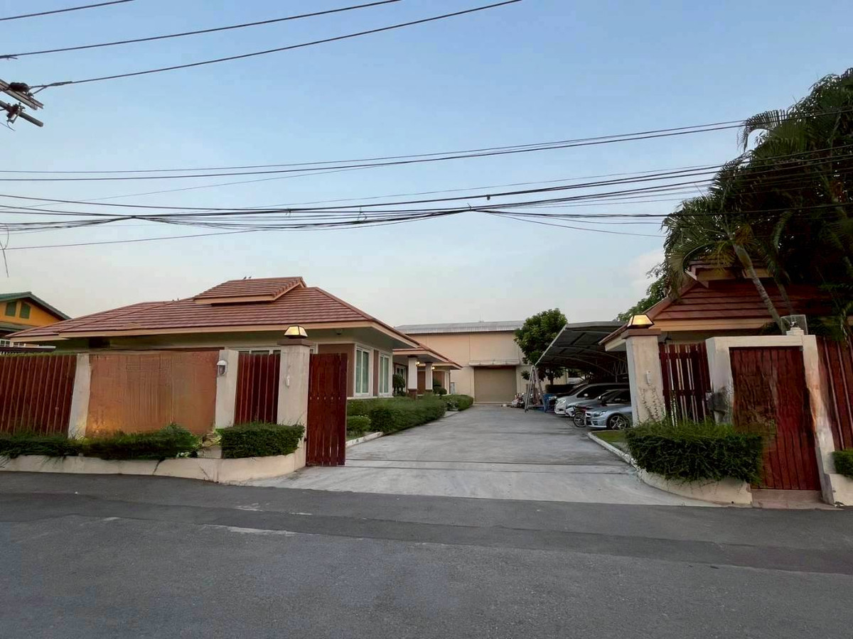 For SaleHome OfficeNawamin, Ramindra : Prime location, office and warehouse, Ramintra 14, intersection 17-5, near the BTS and main road Ramintra, MRT Mayalap Ramintra, Kaset-Nawamin. Khwan Charoenphon Market Watcharaphirom Park  Sripatum University, Bang Khen