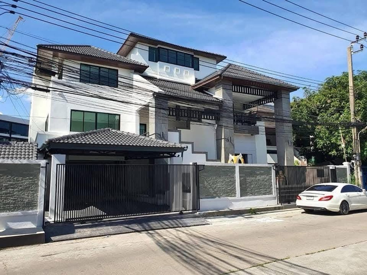 ให้เช่าโฮมออฟฟิศรัชดา ห้วยขวาง : ให้เช่าสำนักงาน ศรีวรา Town in Town
4 ชั้นครึ่ง 600 ตารางเมตร 8 ห้อง 5ห้องน้ำ