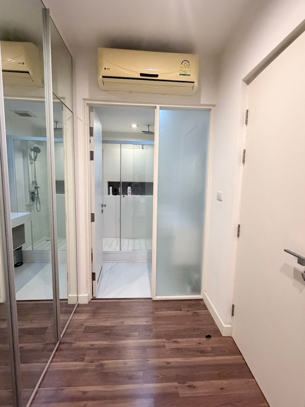 For RentCondoThaphra, Talat Phlu, Wutthakat : The Room Sathorn Taksin near BTS Ponimit, big room 46 sq m. New room, never rented, available for rent.