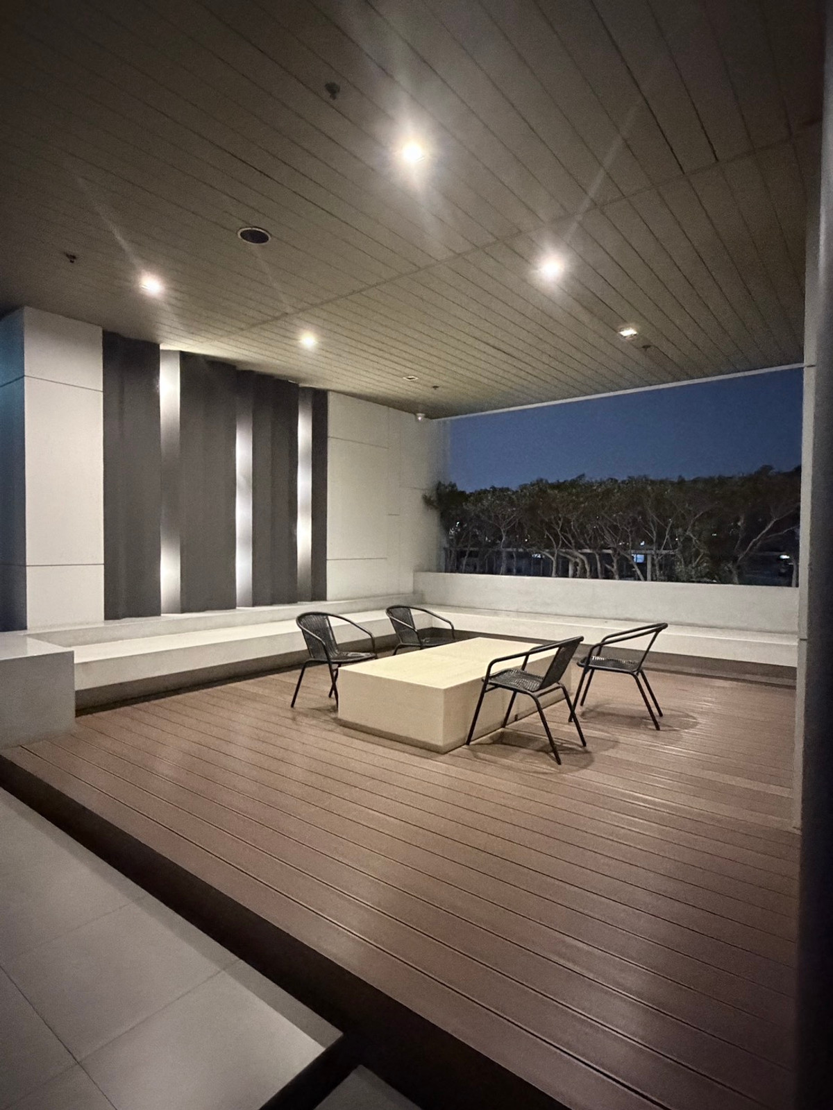 For RentCondoThaphra, Talat Phlu, Wutthakat : The Room Sathorn Taksin near BTS Ponimit, big room 46 sq m. New room, never rented, available for rent.