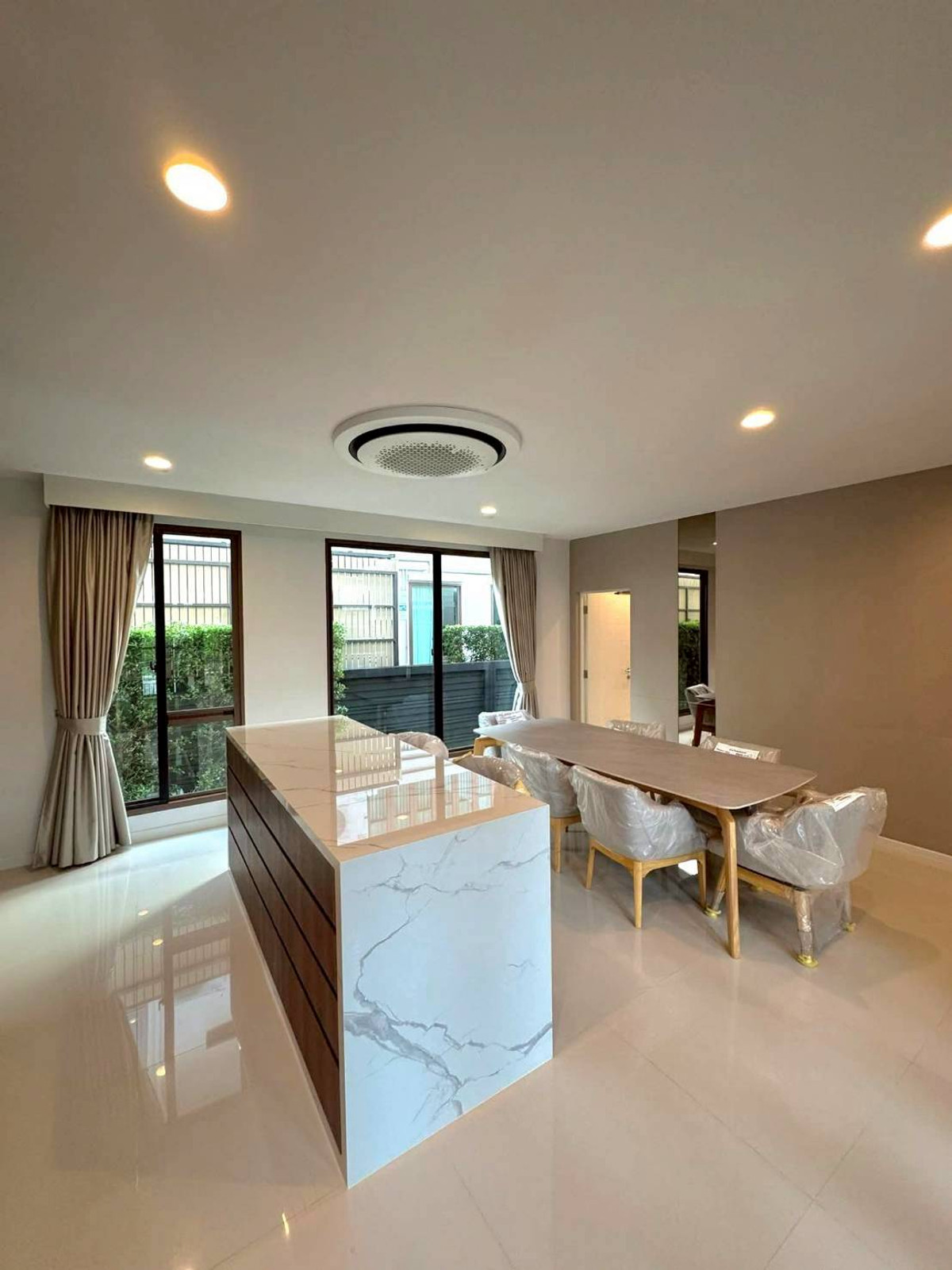 For RentHousePattanakan, Srinakarin : Burasiri Krungthep Kreetha 4-Bedroom Detached House with 300 Sq.m. Usable Area on 80 Sq.wah Land for Rent Please call: 082-894-4624