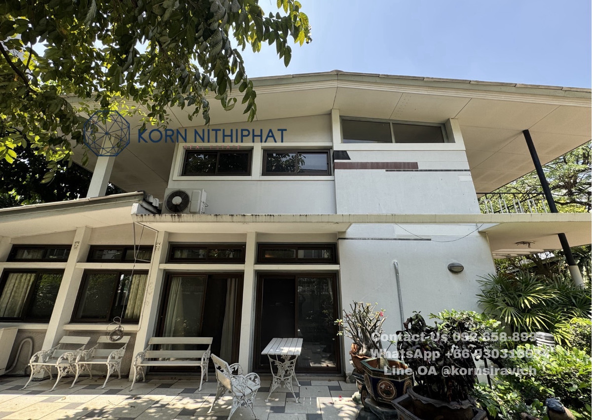 For RentShowroomSukhumvit, Asoke, Thonglor : House for rent in Ekamai for office showroom for tenants with a budget for renovation. The house needs to be renovated, but its a big house, 288 square meters.