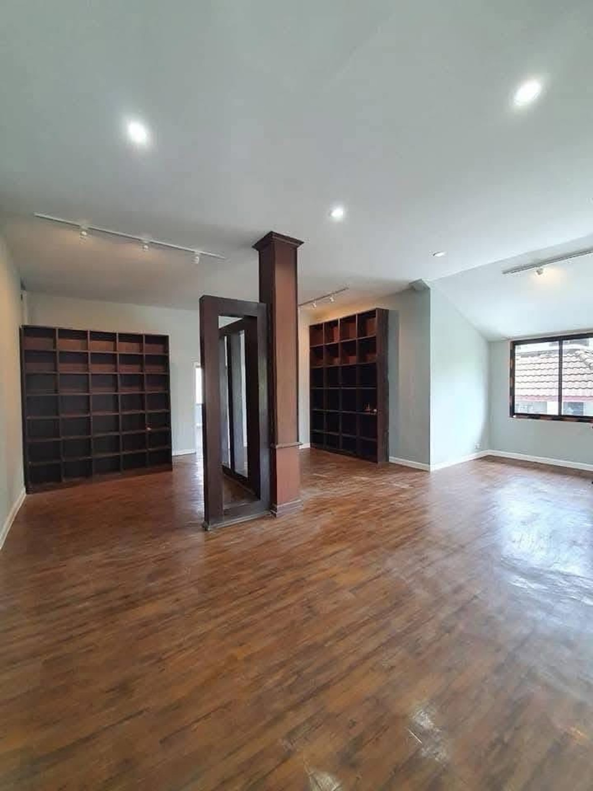 ให้เช่าโฮมออฟฟิศรัชดา ห้วยขวาง : ให้เช่าสำนักงาน ศรีวรา Town in Town
4 ชั้นครึ่ง 600 ตารางเมตร 8 ห้อง 5ห้องน้ำ