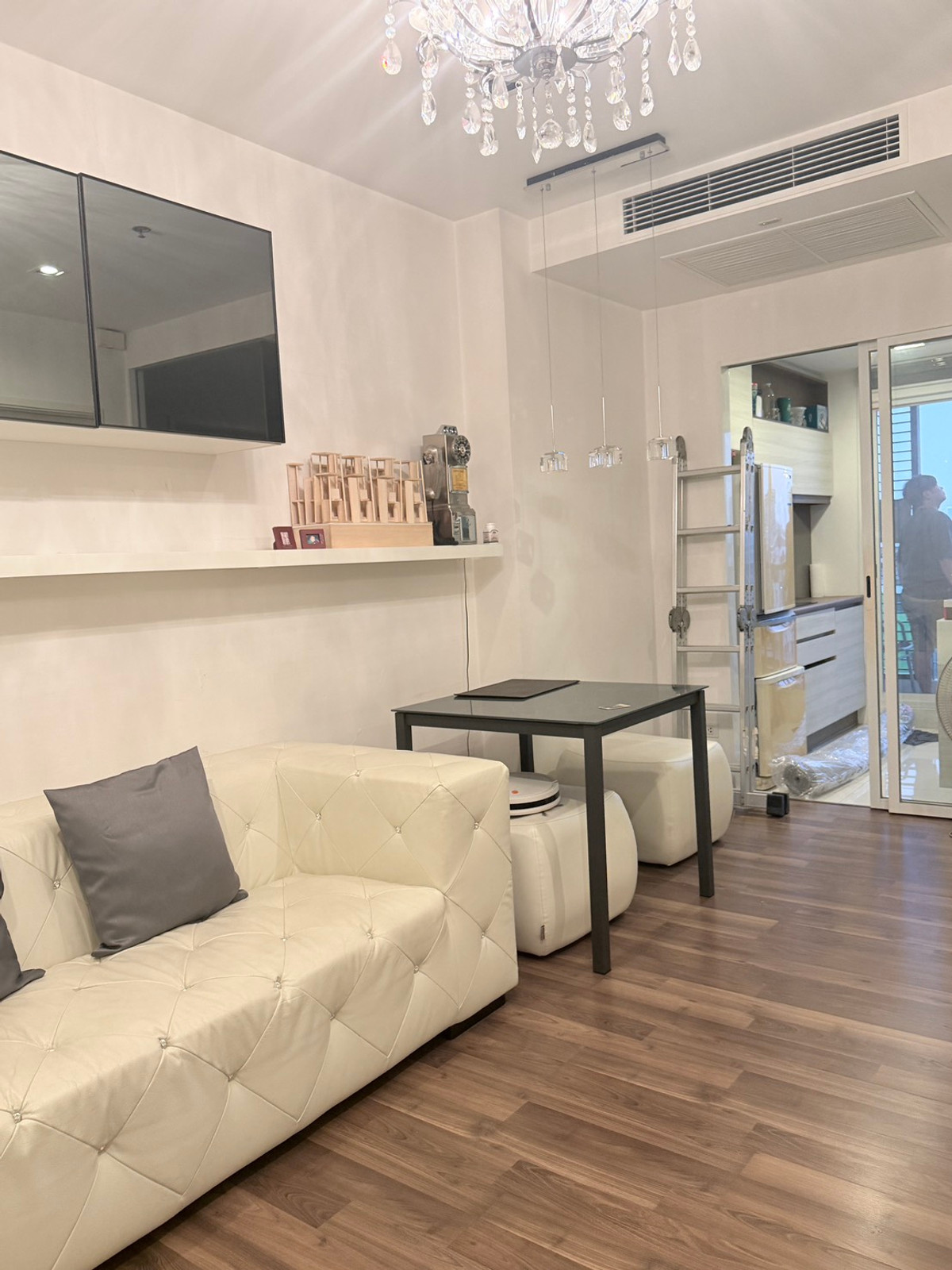 For RentCondoThaphra, Talat Phlu, Wutthakat : The Room Sathorn Taksin near BTS Ponimit, big room 46 sq m. New room, never rented, available for rent.