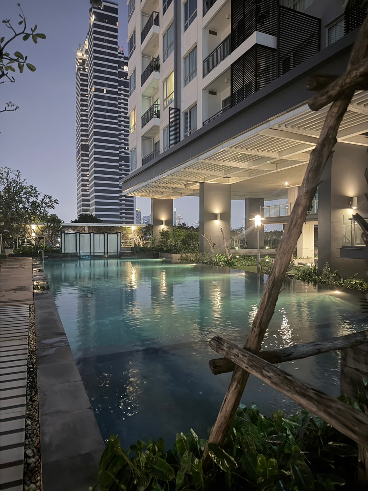 For RentCondoThaphra, Talat Phlu, Wutthakat : The Room Sathorn Taksin near BTS Ponimit, big room 46 sq m. New room, never rented, available for rent.