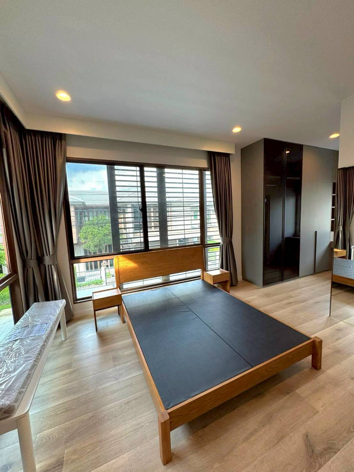 ขายบ้านพัฒนาการ ศรีนครินทร์ : Burasiri Krungthep Kreetha บ้านเดี่ยว 4 ห้องนอน บนที่ดิน 80 ตร.วา พื้นที่ใช้สอย 300 ตร.ม. พร้อมเฟอร์นิเจอร์บิวต์อิน Please call: 082-894-4624