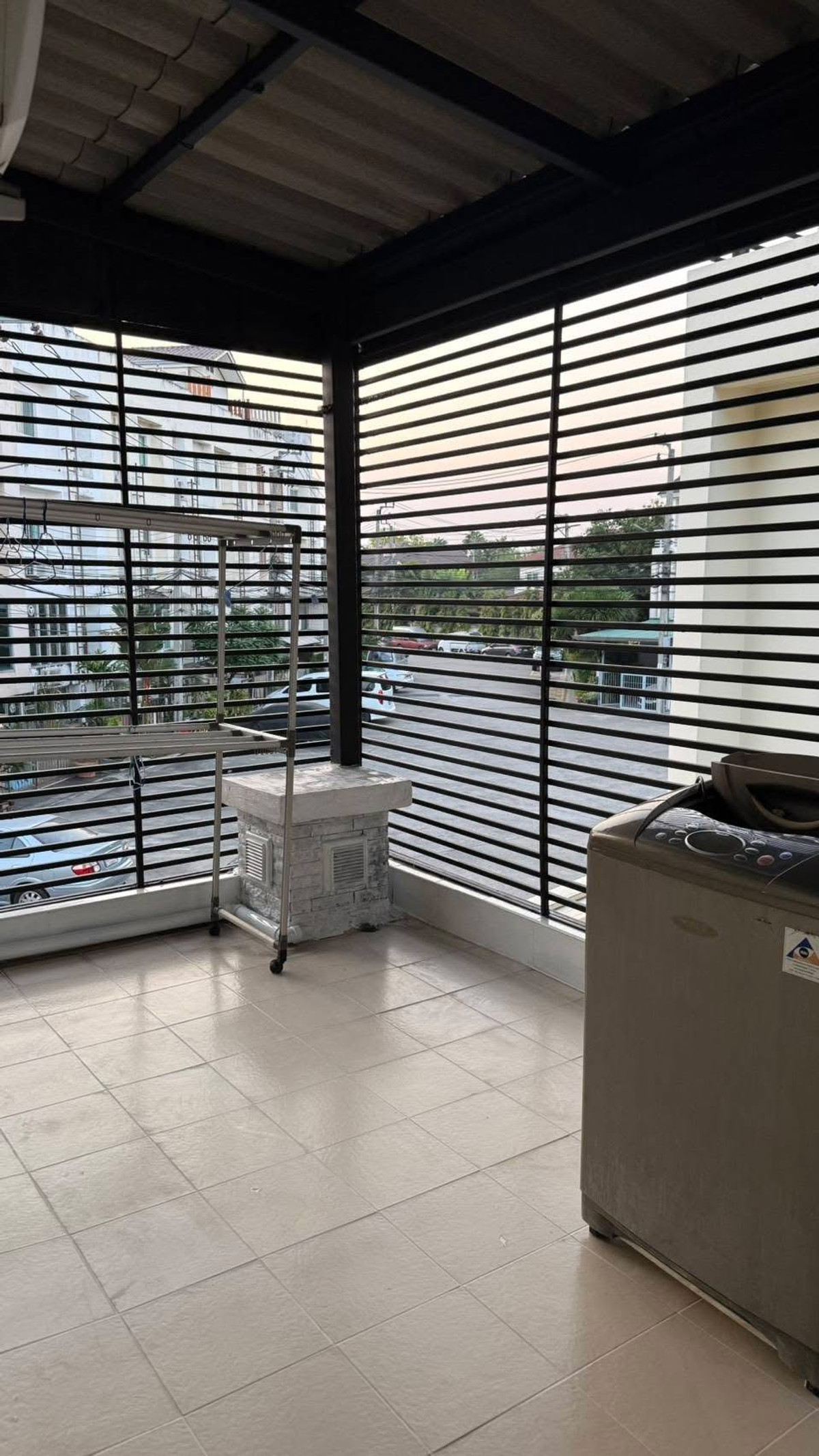 ให้เช่าทาวน์โฮมนวมินทร์ รามอินทรา : ให้เช่าทาวน์โฮมรีโนเวทใหม่ หมู่บ้านวิสต้าปาร์ค วัชรพล–สายไหม ใกล้ตลาดเอสทีเพิ่มสิน และสนามบินดอนเมือง