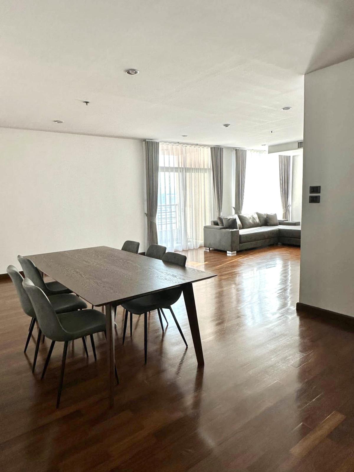 ให้เช่าคอนโดวิทยุ ชิดลม หลังสวน : 03/04/2026, Luxury 3-Bed Condo at Grand Langsuan – Prime Chidlom Location! 
Spacious 150 sqm, BTS Chidlom, Pool & Gym Included – Rent 78,000 THB/月 0642748883