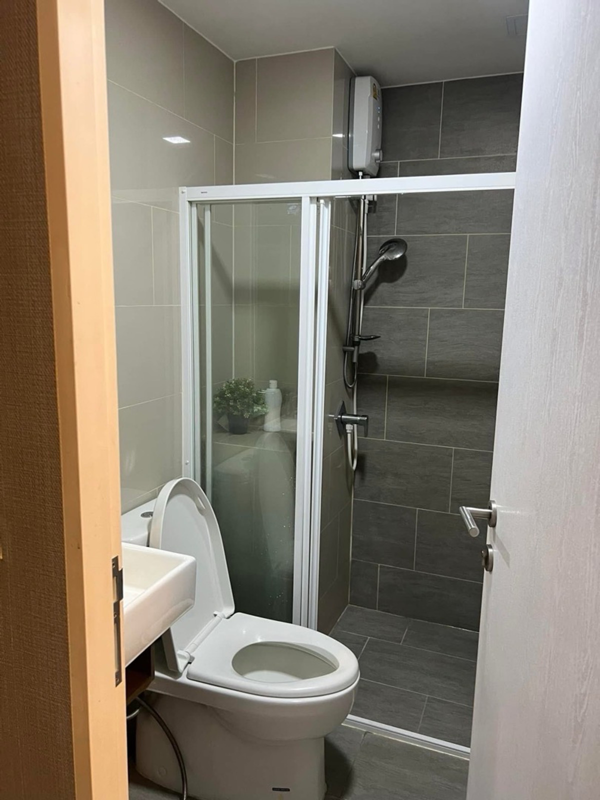 For RentCondoSriracha Laem Chabang Ban Bueng : 🏢 Modiz Station Condominium (Modiz Station)
🚆 Next to BTS Phahon Yothin 59 (Green Line), walk up to the station.

✨ The room is fully decorated. Ready to move in

💰 Rent 13,000 baht / month