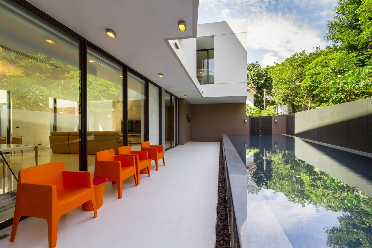 ขายบ้านสุขุมวิท อโศก ทองหล่อ : Luxury Family House with Private Pool for Sale Ekkamai | Spacious Warm Home Best Value | Near Big C Rama 4 | 98,000,000 THB | บ้านหรูพร้อมสระว่ายน้ำ เอกมัย พื้นที่กว้าง บรรยากาศอบอุ่น เหมาะสำหรับครอบครัว ทำเลดี ใกล้ Big C พระราม 4 ราคา 98 ล้านบาท 