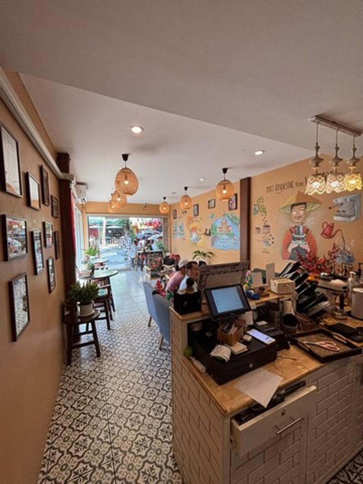 For RentShop HouseSathorn, Narathiwat : HR3276 Corner commercial building for rent. Sathorn-St. Louis 3 area stands out along the main road, in the heart of the business district and the busiest eating and traveling area.