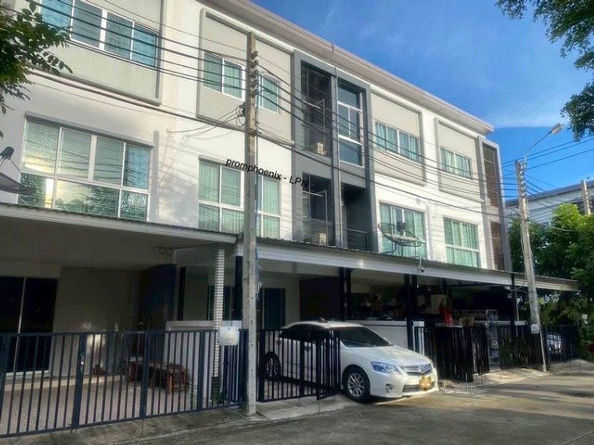 For RentTownhomeSamut Prakan,Samrong : HR3275 3-story townhome for rent, great location, only 100 meters from the BTS, Lumpini Townville Srinakarin-Bearing project.