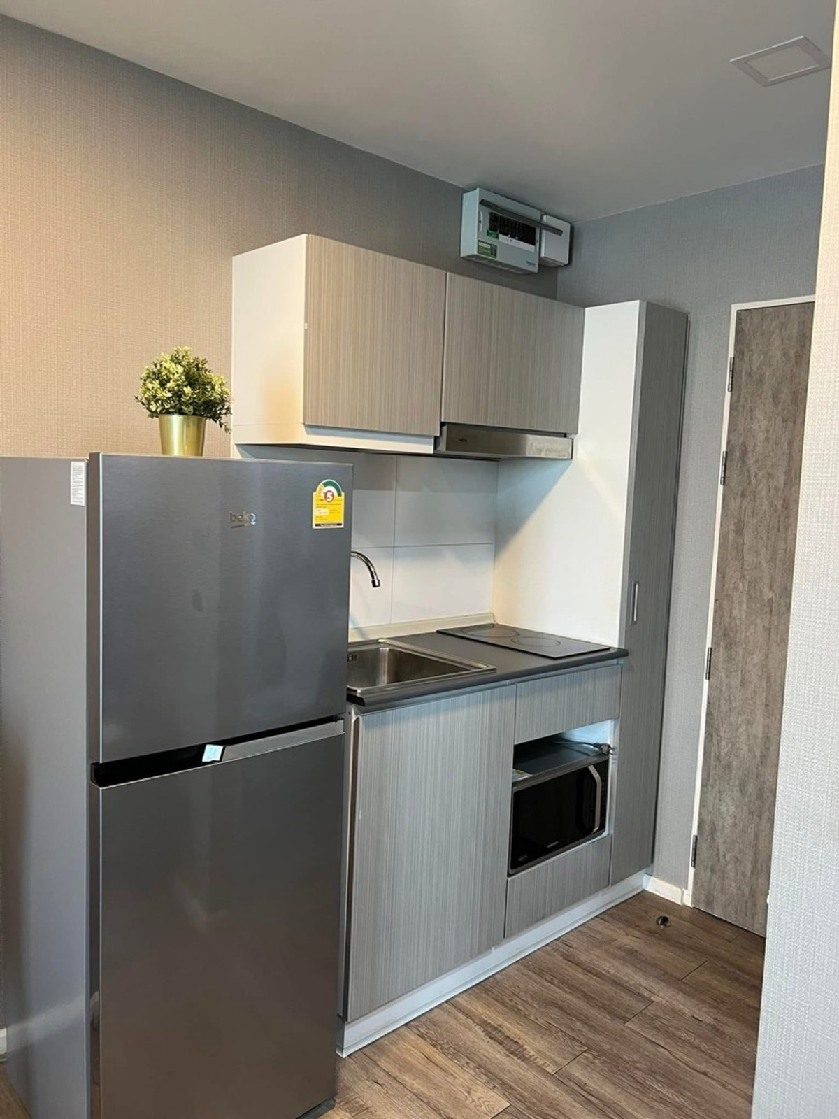 For RentCondoSriracha Laem Chabang Ban Bueng : 🏢 Modiz Station Condominium (Modiz Station)
🚆 Next to BTS Phahon Yothin 59 (Green Line), walk up to the station.

✨ The room is fully decorated. Ready to move in

💰 Rent 13,000 baht / month