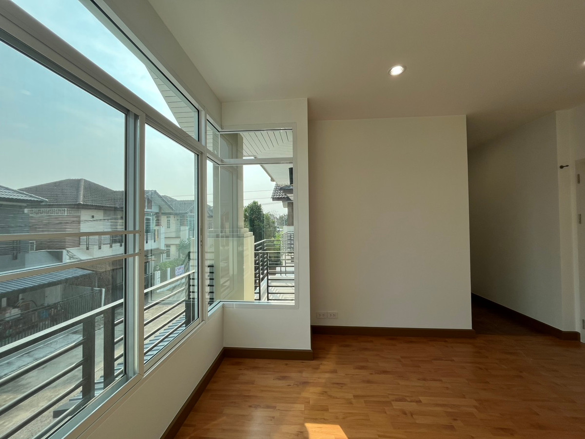 ขายนนทบุรี บางใหญ่ บางบัวทอง : บ้านแฝด หมู่บ้านชิชากร 2 / 3 ห้องนอน (ขาย), Semi - detached house Chichakorn Village 2 / 3 Bedrooms (FOR SALE) AOM082