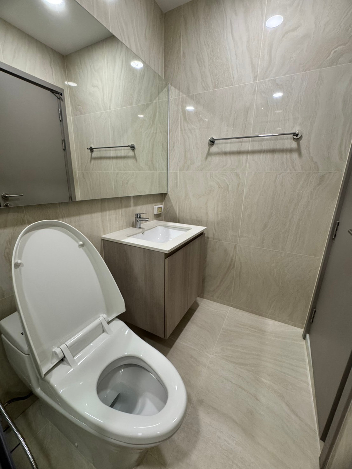 For RentCondoSukhumvit, Asoke, Thonglor : Brand new room, Chewathai Residence Thonglor, has never been rented. Decorated in minimalist style Ready to move in