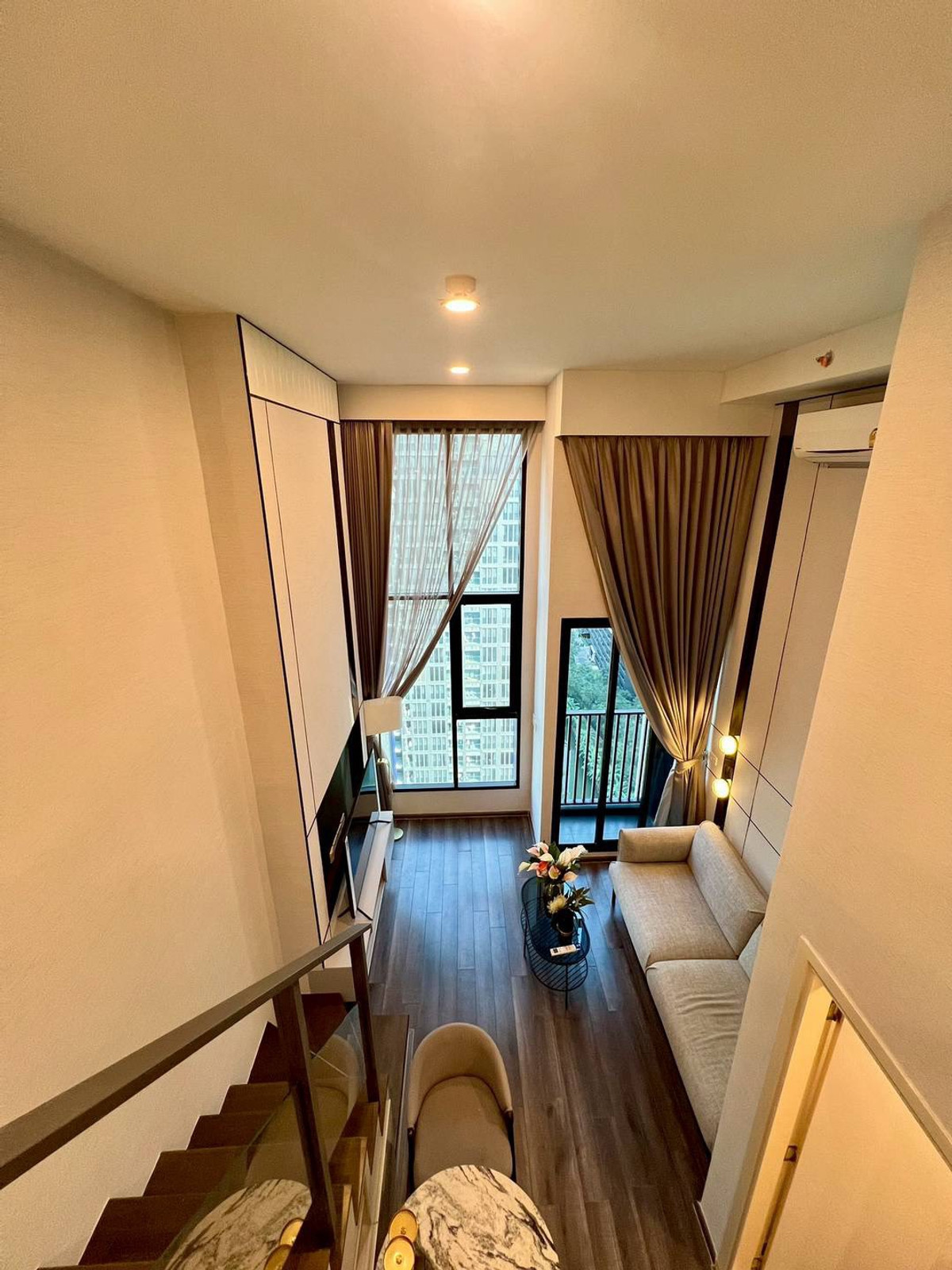 For SaleCondoRama9, Petchburi, RCA : 🚨 Price out of market! Duplex Rama 9 room, millions lower than the market. The room is as beautiful as the sample room. High city view, airy, very high ceiling.