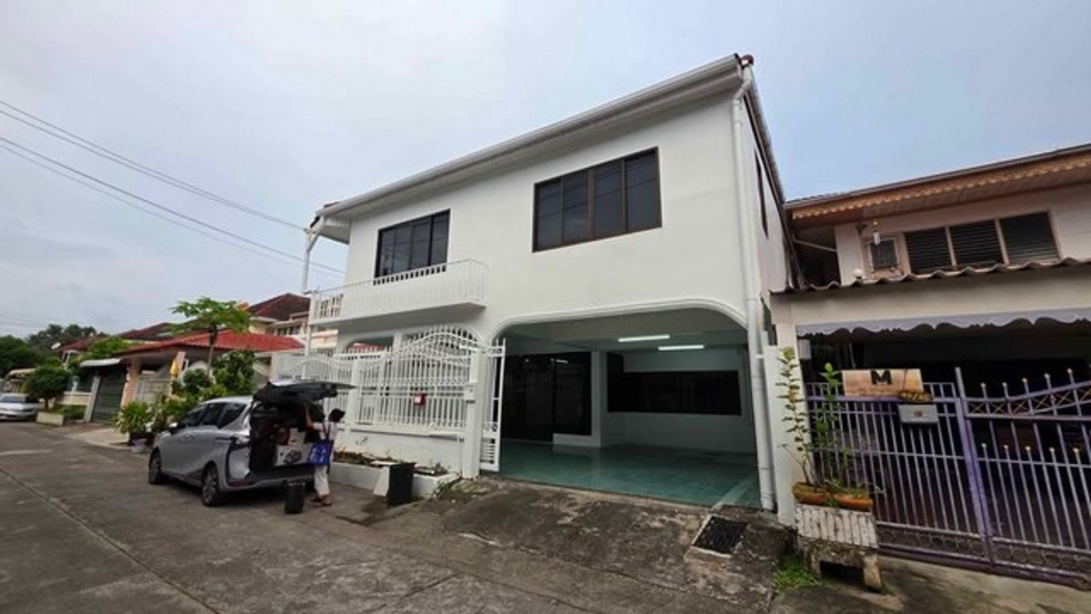 ให้เช่าบ้านโชคชัย4 ลาดพร้าว71 : HR3271ให้เช่าบ้านเดี่ยว 2 ชั้น พื้นที่ใช้สอยกว้างขวางกว่า 260 ตารางเมตร ตั้งอยู่ในหมู่บ้านระเบียงทอง 4 ซอยนาคนิวาส 44