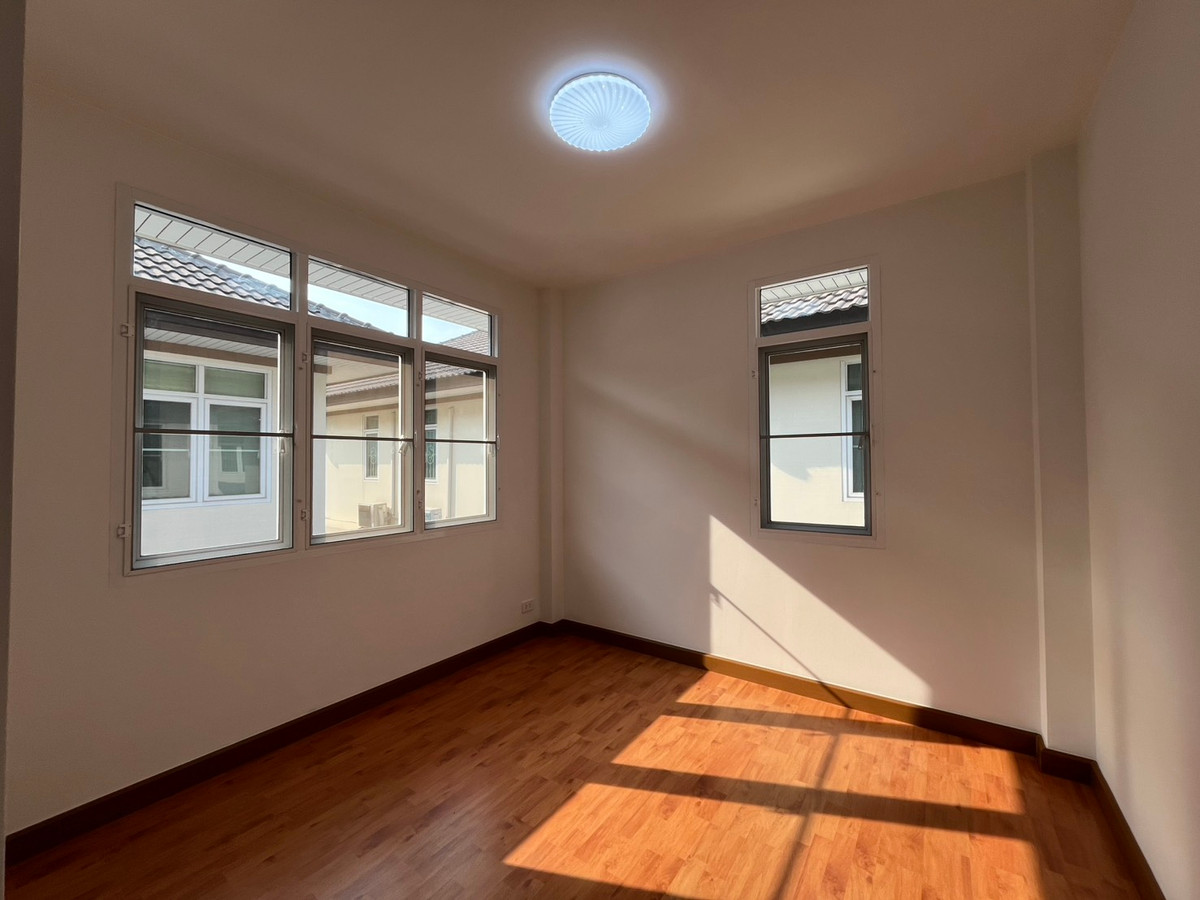 ขายนนทบุรี บางใหญ่ บางบัวทอง : บ้านแฝด หมู่บ้านชิชากร 2 / 3 ห้องนอน (ขาย), Semi - detached house Chichakorn Village 2 / 3 Bedrooms (FOR SALE) AOM082