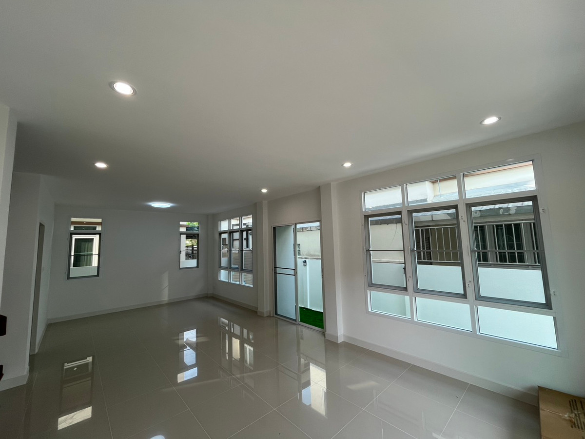 ขายนนทบุรี บางใหญ่ บางบัวทอง : บ้านแฝด หมู่บ้านชิชากร 2 / 3 ห้องนอน (ขาย), Semi - detached house Chichakorn Village 2 / 3 Bedrooms (FOR SALE) AOM082