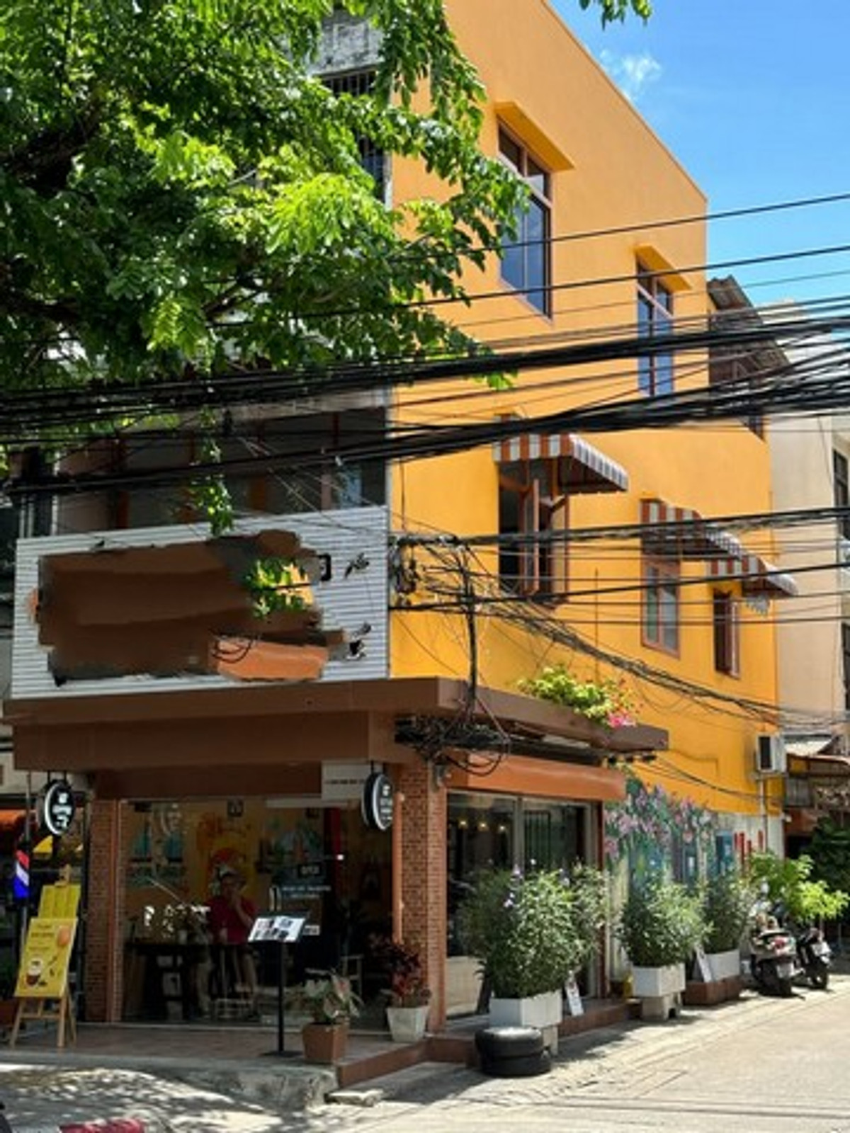 For RentShop HouseSathorn, Narathiwat : HR3276 Corner commercial building for rent. Sathorn-St. Louis 3 area stands out along the main road, in the heart of the business district and the busiest eating and traveling area.
