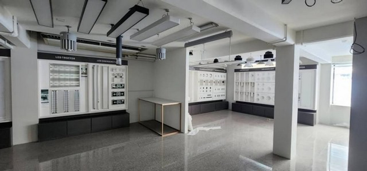 For RentShop HouseYaowarat, Banglamphu : HR3274 Announcement for renting a commercial building, 4 units, 5 floors, prime location in the heart of Khlong Thom-Worachak. Potential space for showroom and headquarters The densest commercial business district