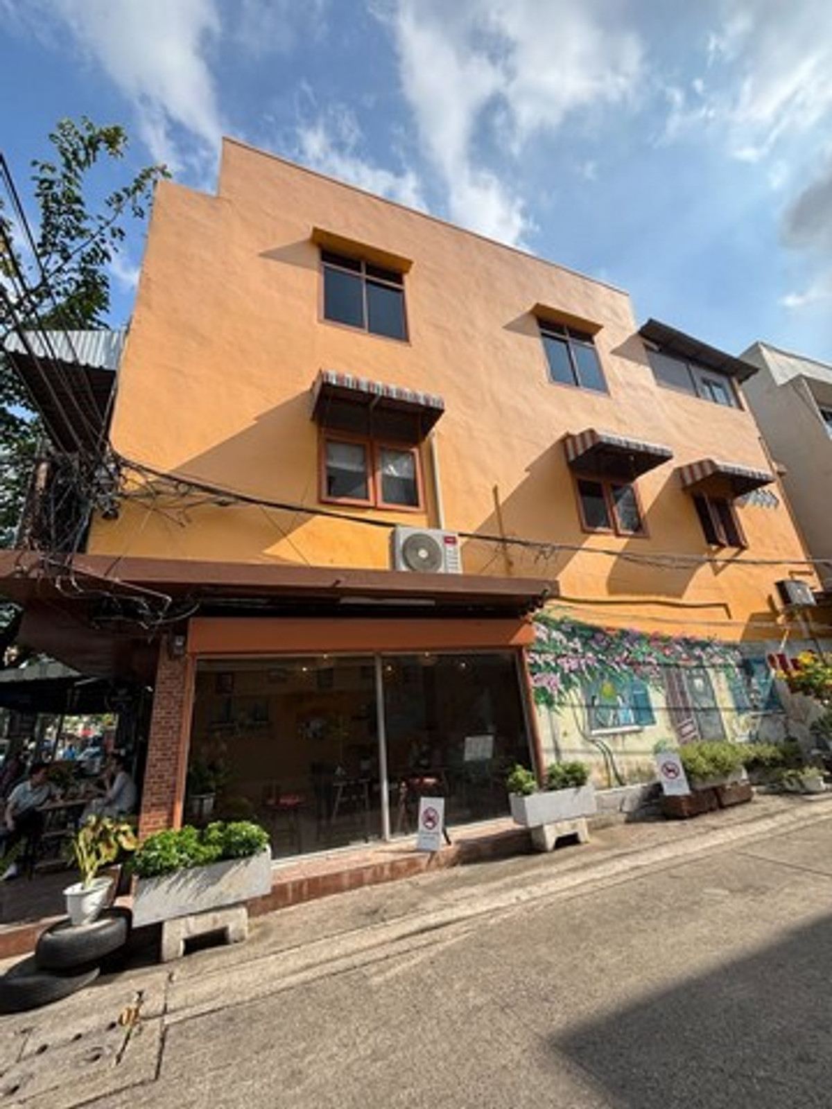 For RentShop HouseSathorn, Narathiwat : HR3276 Corner commercial building for rent. Sathorn-St. Louis 3 area stands out along the main road, in the heart of the business district and the busiest eating and traveling area.
