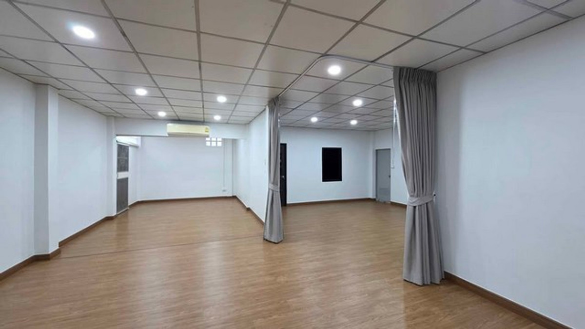 ให้เช่าบ้านโชคชัย4 ลาดพร้าว71 : HR3271ให้เช่าบ้านเดี่ยว 2 ชั้น พื้นที่ใช้สอยกว้างขวางกว่า 260 ตารางเมตร ตั้งอยู่ในหมู่บ้านระเบียงทอง 4 ซอยนาคนิวาส 44