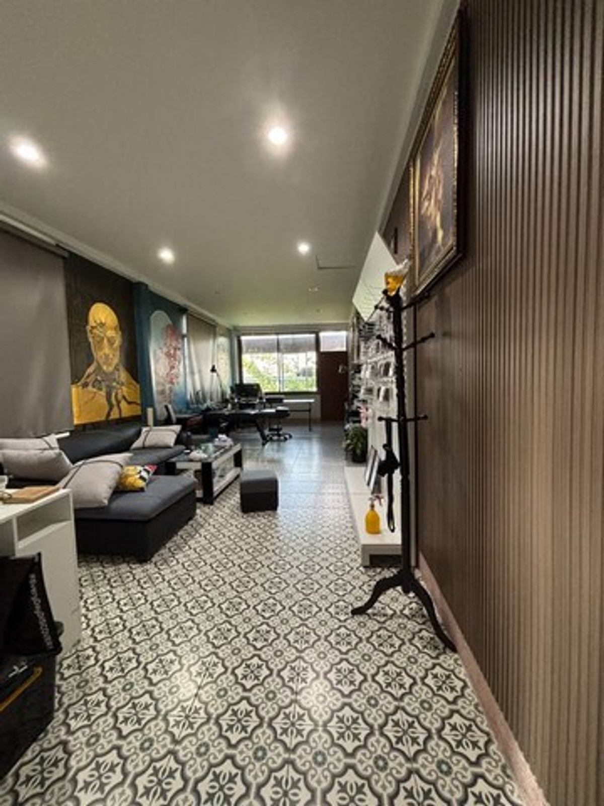 For RentShop HouseSathorn, Narathiwat : HR3276 Corner commercial building for rent. Sathorn-St. Louis 3 area stands out along the main road, in the heart of the business district and the busiest eating and traveling area.