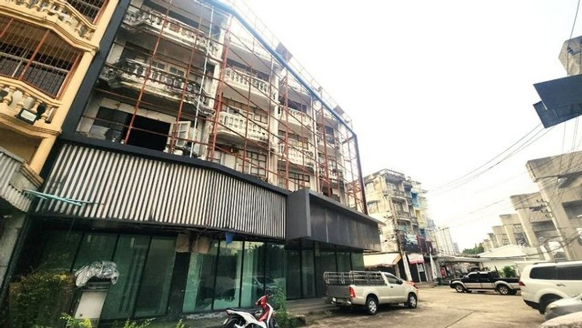 For RentShop HouseThaphra, Talat Phlu, Wutthakat : HR3272 Announcement of commercial building for rent, 4 units, 5 floors, location near the Bangkok Yai District Office. Potential location on the Thonburi side Next to government agencies and communities Convenient travel near the BTS.