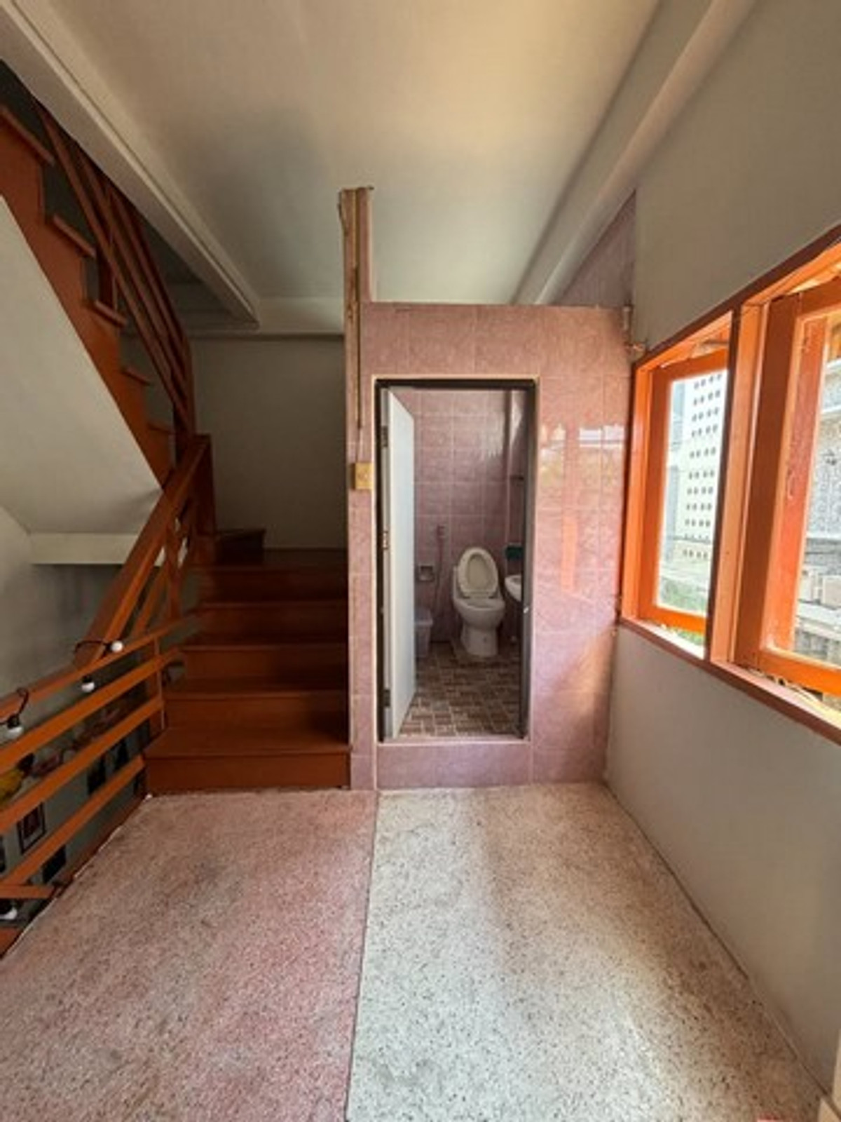 For RentShop HouseSathorn, Narathiwat : HR3276 Corner commercial building for rent. Sathorn-St. Louis 3 area stands out along the main road, in the heart of the business district and the busiest eating and traveling area.