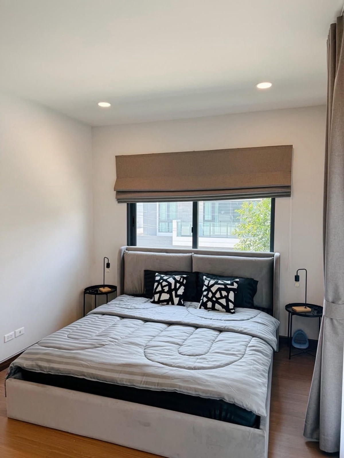 ให้เช่าบ้านบางนา แบริ่ง ลาซาล : The City Bangna (โครงการใหม่) 
พื้นที่ใช้สอย: 416 ตร.ม. ไซส์XXL
5 ห้องนอน | 6 ห้องน้ำ | 3 ห้องนั่งเล่น | 1 ห้องรับประทานอาหาร | 1 